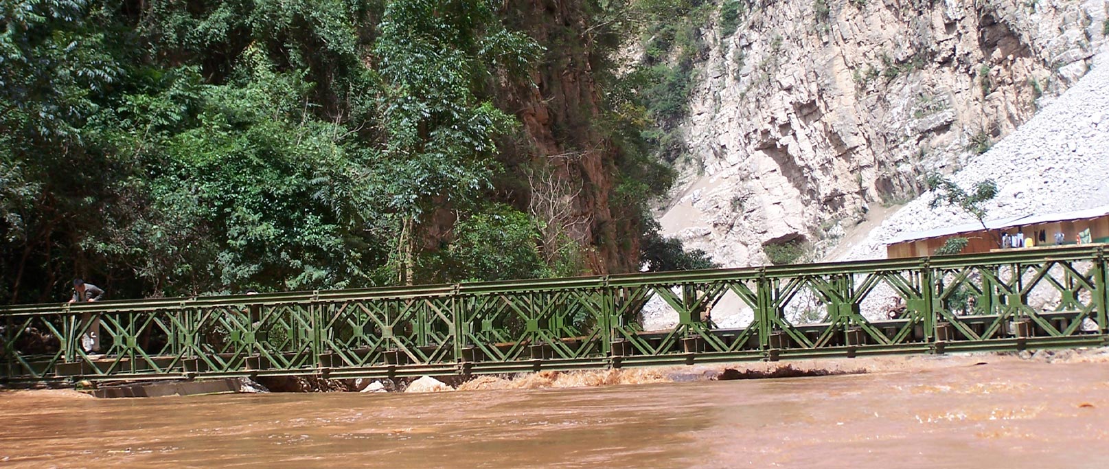 Pont en acier de la rivière Pudu dans le comté de Luquan, Yunnan