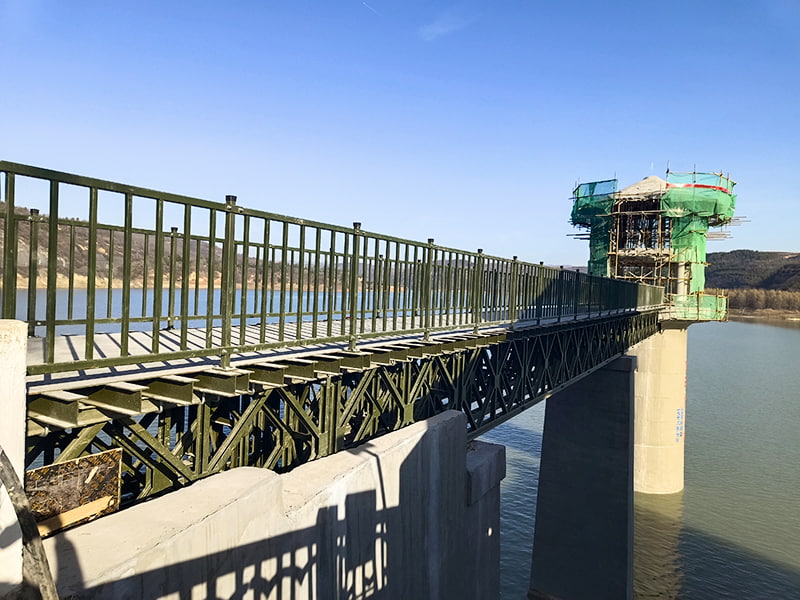 Pont d'approche en acier peint