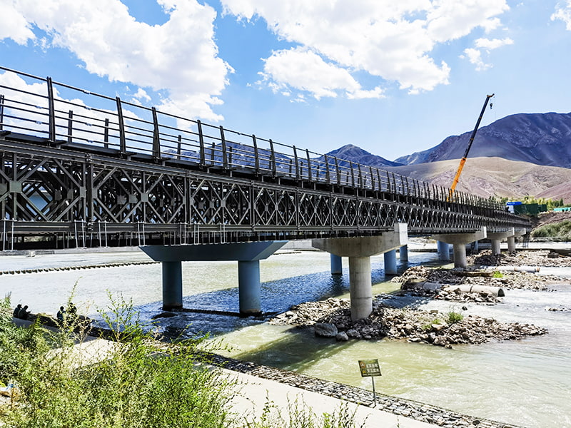Pont piétonnier/pont-pipeline peint de 159 mètres