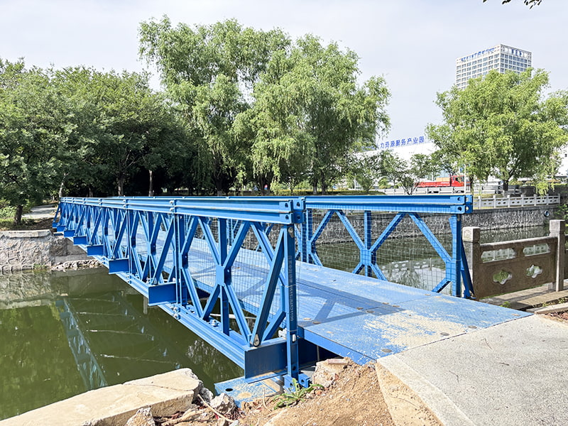 Pont Bailey pour piétons renforcé, à une seule rangée, monocouche, peint en bleu, anticorrosion, de 24 mètres de long