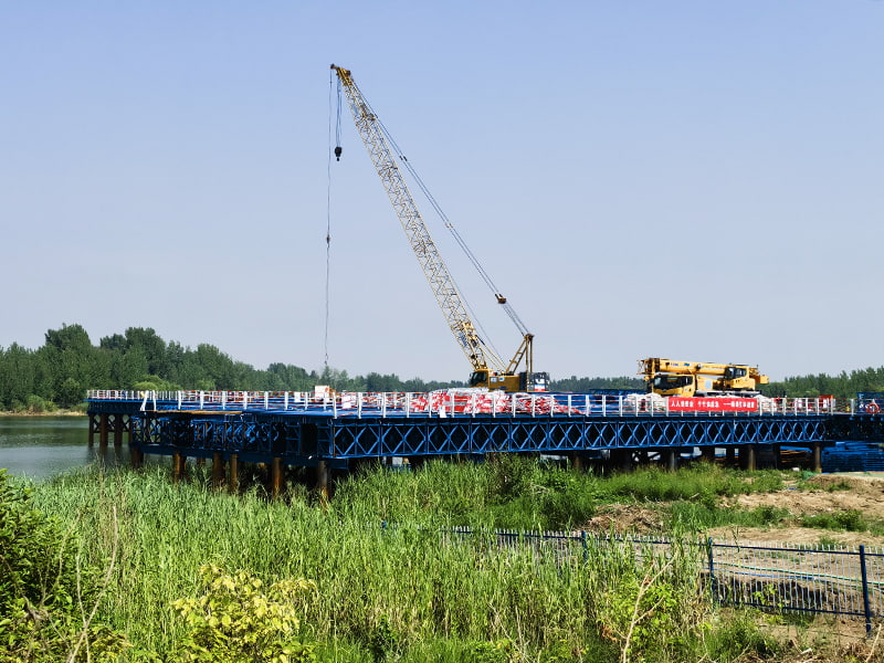 Plates-formes de construction peintes en bleu pour ponts